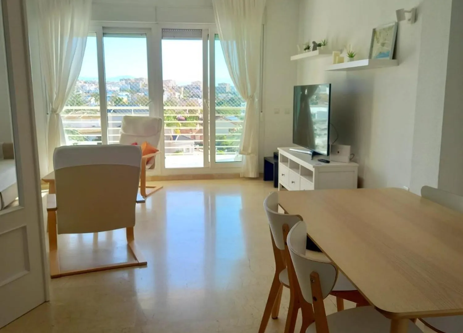 Amplio, Luminoso Y Moderno Apartamento Con Amplia Terraza Y Hermosas Vistas En Exclusiva Urbanizacion Benalmádena Espagne