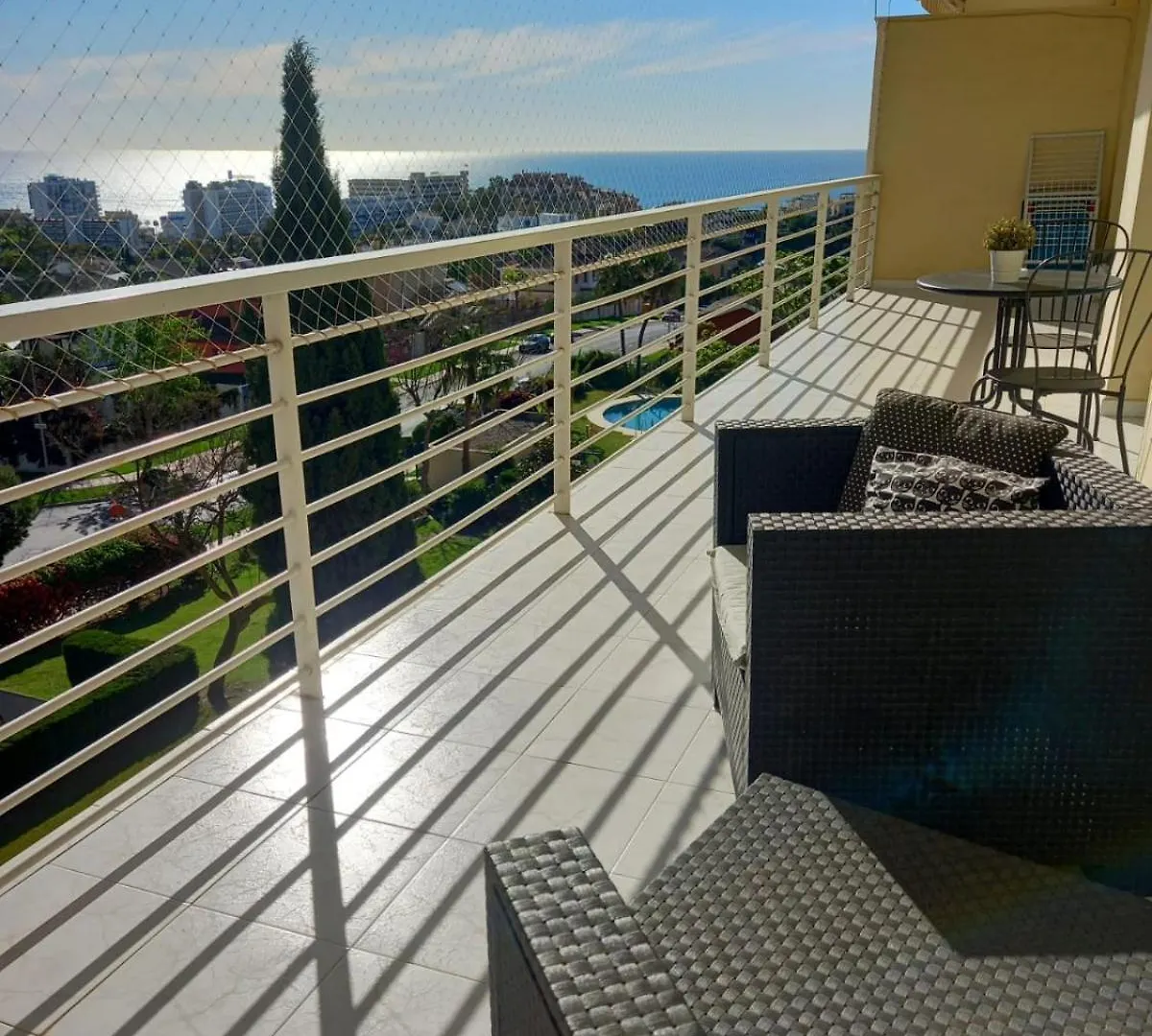 Terraza Vista: Amplio Apartamento Moderno con Vistas Exclusivas Benalmadena