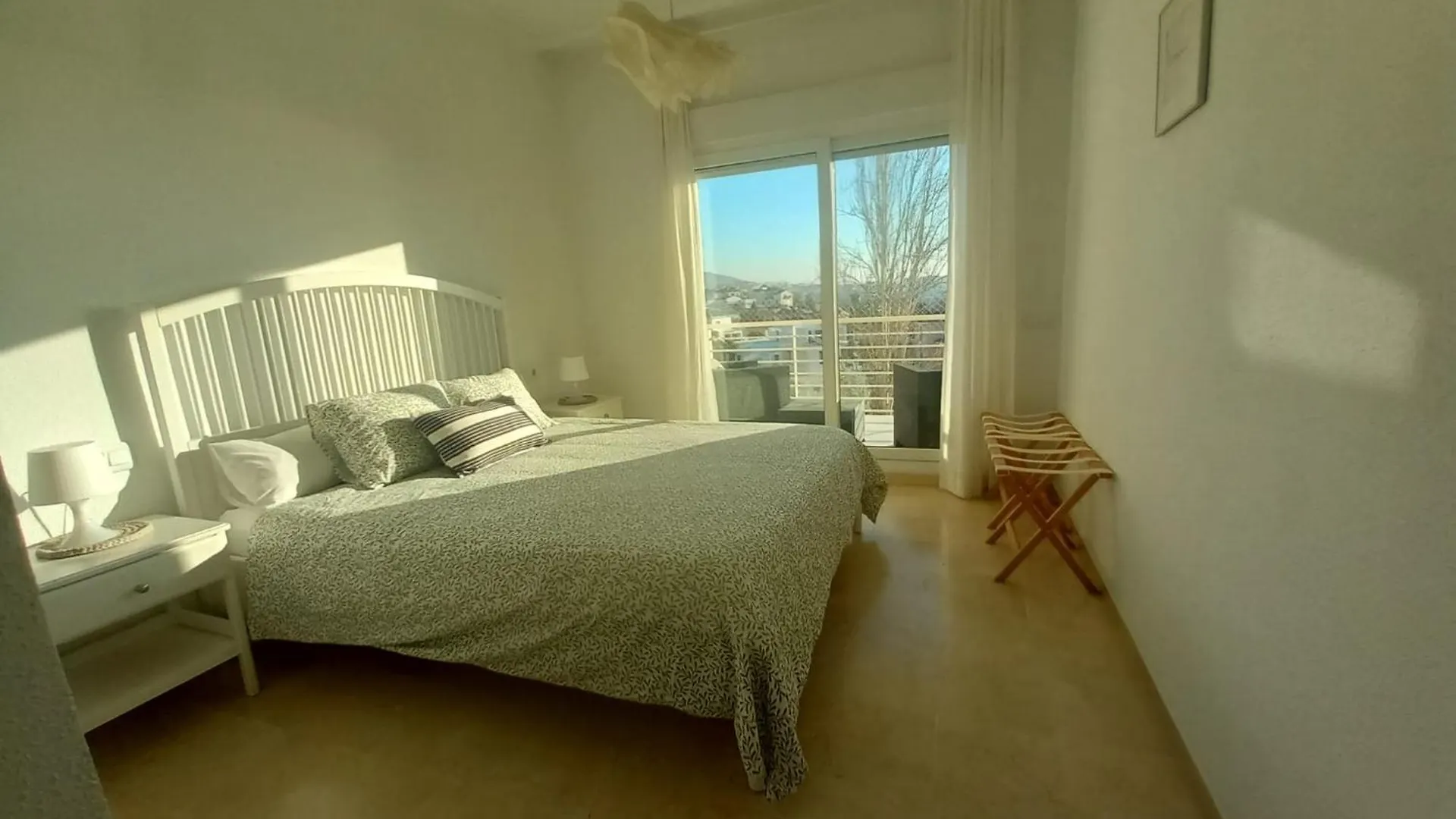 Terraza Vista: Amplio Apartamento Moderno con Vistas Exclusivas Benalmadena