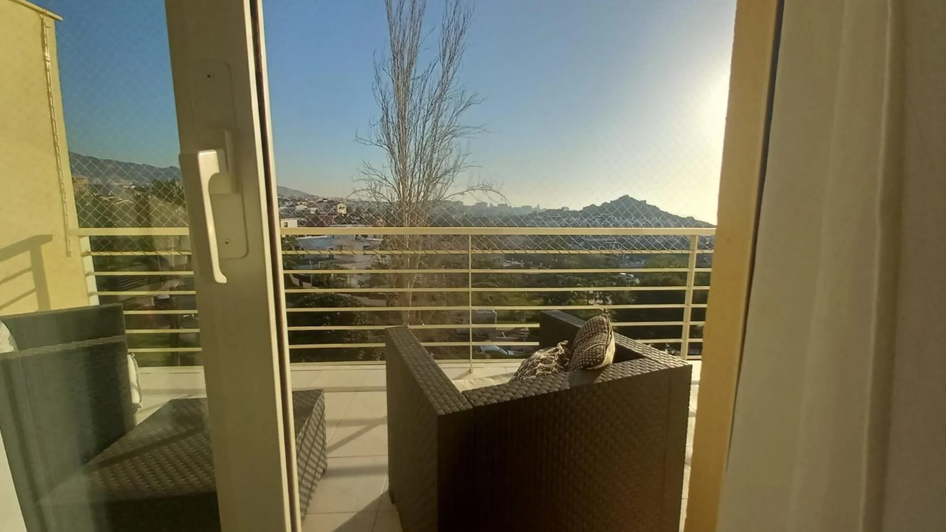 Terraza Vista: Amplio Apartamento Moderno con Vistas Exclusivas Benalmadena Apartment
