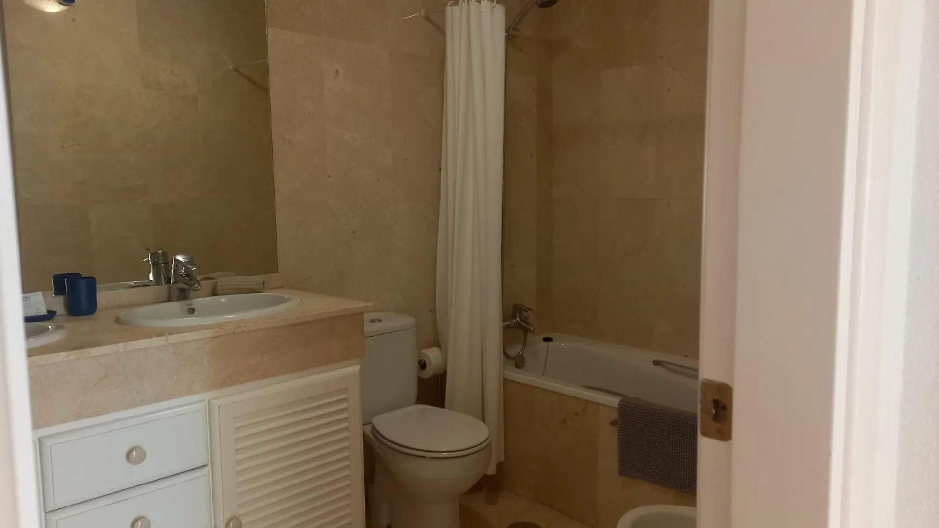 Terraza Vista: Amplio Apartamento Moderno con Vistas Exclusivas Benalmadena